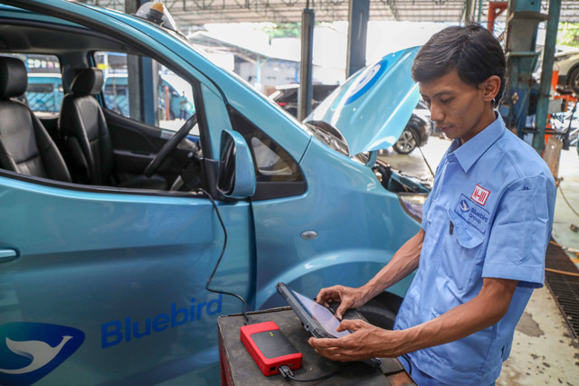 Sejumlah mekanik memeriksa unit taksi Blue Bird dalam pemeriksaan rutin di Bengkel Golden, Jakarta, Senin (24/7/2023). Foto: Aditia Noviansyah/kumparan