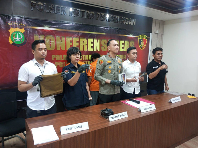 Berkedok sebagai taksi online, 2 pria ikat tangan dan tutup mata korban, sebelum mencuri barang berharganya di Jakarta Utara.  Foto: Dok. Istimewa