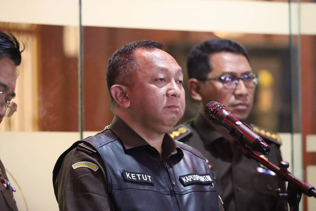 Kepala Pusat Penerangan Hukum Kejaksaan Agung, Ketut Sumedana, memberi keterangan kepada wartawan di Kejaksaan Agung pada Senin (24/7/2023). Foto: Fitra Andrianto/kumparan