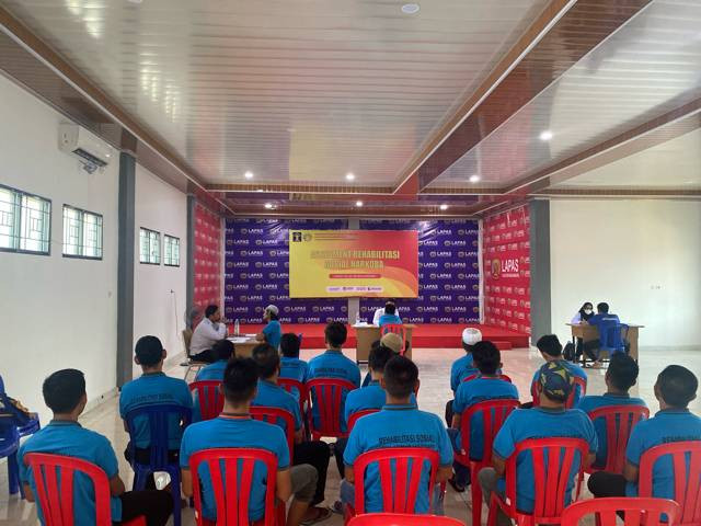 Lapas Banjarbaru bekerja sama dengan tim asesor dari BNNK Banjarbaru untuk melakukan asesmen akhir terhadap 180 Warga Binaan peserta Rehabilitasi Sosial tahap I tahun 2023