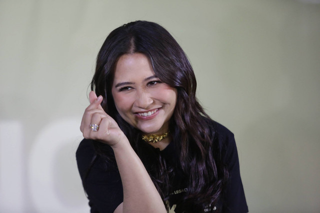 Prilly Latuconsina saat konferensi pers film Ketika Berhenti di Sini di Plaza Indonesia, Jakarta, Senin (24/7/2023). Foto: Dok. Agus Apriyanto