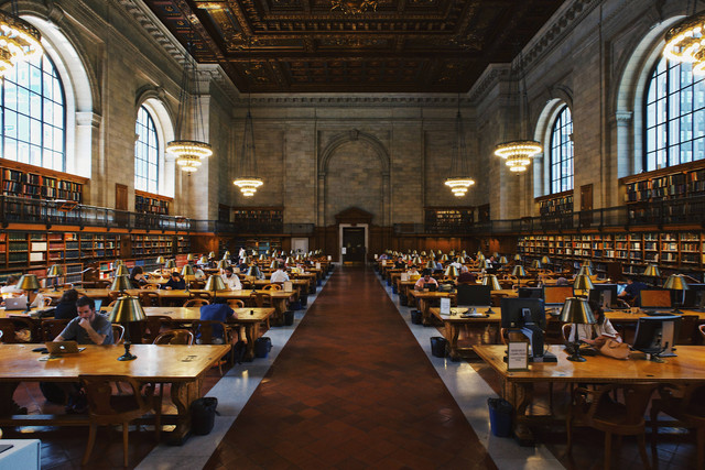 Foto sekelompok orang di perpustakaan di New York oleh Robert Bye (Sumber : unsplash.com)