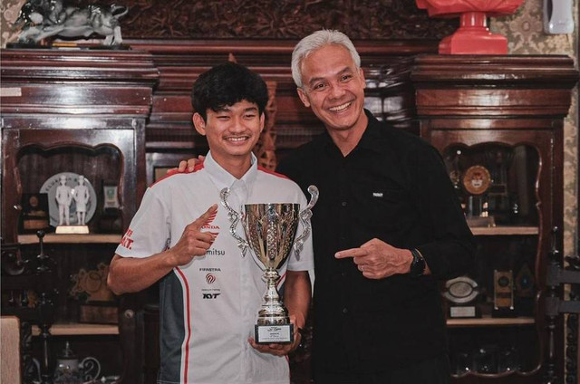 Momen pebalap Astra Honda Racing Team (AHRT), Fadillah Arbi saat bertemu dengan Gubernur Jateng, Ganjar Pranowo. Foto: Instagram/@ganjar_pranowo