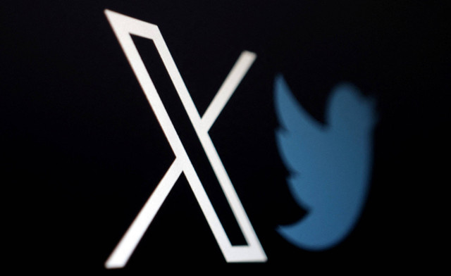 Logo baru Twitter berlambang X dan logo lama bergambar burung biru. Foto: Dado Ruvic/REUTERS