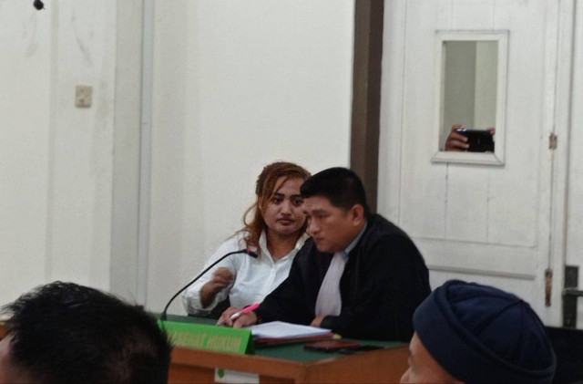 Lina Mukherjee saat didampingi kuasa hukum, Supendi dari Posbakum Pengadilan Negeri Palembang. Foto : Abdullah Toriq/ Urban Id