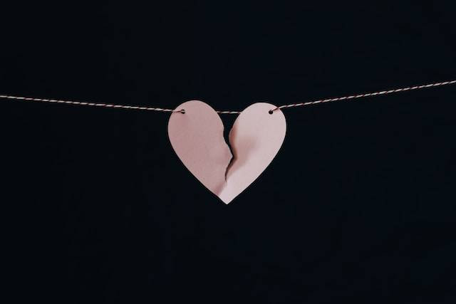 Ilustrasi kata-kata kecewa buat pacar. Sumber: Unsplash/Kelly Sikkema