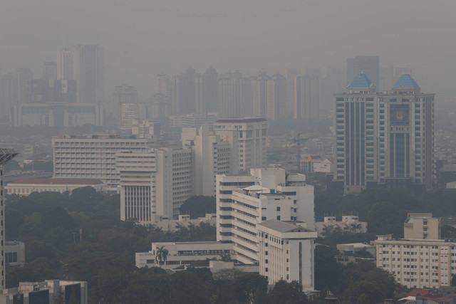 Suasana Jakarta difoto dari atas gedung Perpusnas terlihat samar karena polusi udara, Selasa (25/7/2023).  Foto: Jamal Ramadhan/kumparan