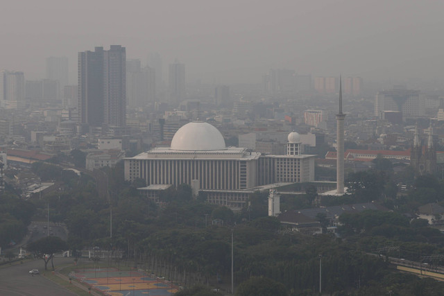 Suasana Jakarta difoto dari atas gedung Perpusnas terlihat samar karena polusi udara, Selasa (25/7/2023).  Foto: Jamal Ramadhan/kumparan