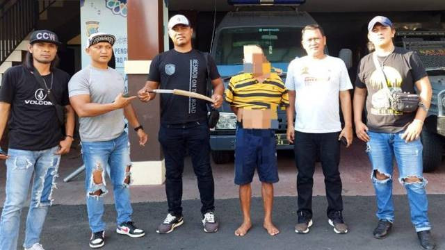 Terduga pelaku penganiayaan (celana pendek) yang menyebabkan korban alami putus jari berhasil diringkus polisi. (foto: dokumen istimewa)