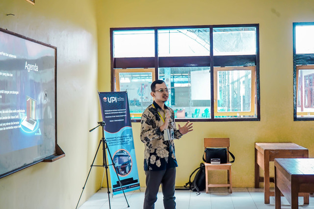 Pemaparan materi pelatihan pembuatan media pembelajaran interaktif oleh tim pengabdian masyarakat program studi Teknik Komputer Kampus UPI Cibiru.