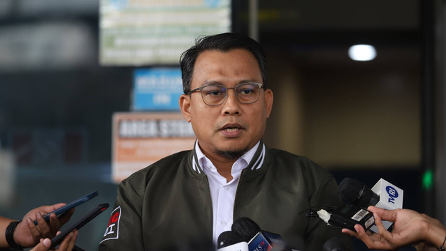 Juru Bicara KPK Ali Fikri memberikan keterangan pers di Gedung KPK, Jakarta, Rabu (27/7/2023). Foto: Dicky Adam Sidiq/kumparan