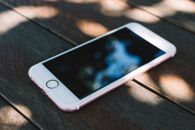 Ilustrasi Apakah iPhone 6S Masih Bisa WhatsApp, Begini Penjelasannya. Foto: Unsplash.com/Olga Nayda