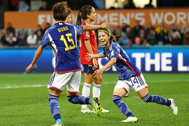 Pemain Jepang Aoba Fujino merayakan gol kedua mereka dengan Yui Hasegawa saat hadapi Kosta Rika pada Piala Dunia Wanita 2023, di Stadion Forsyth Barr, Dunedin, Selandia Baru, Rabu (26/7/2023). Foto: Molly Darlington/REUTERS