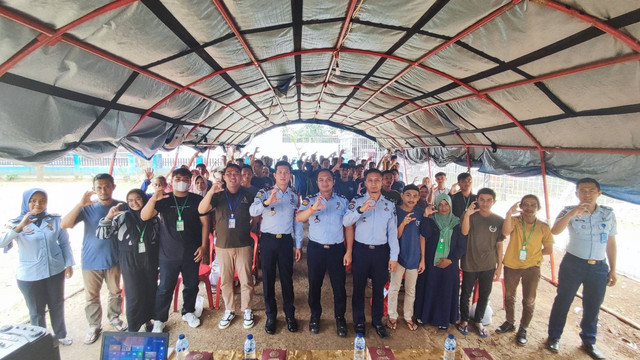 Foto Bersama Kalapas, Pejabat Struktural, Konselor, Keluarga Peserta Rehab dan Peserta Rehabilitasi Sosial Lapas Cianjur