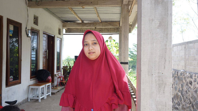 Fitri, warga Dusun Karanggeneng, Umbulharjo, Cangkringan, yang jarak rumahnya paling dekat dengan calon lokasi TPA sementara, Rabu (26/7). Foto: Arif UT/Pandangan Jogja