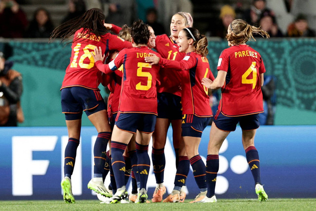 Pemain Spanyol Teresa Abelleira merayakan gol pertama mereka dengan rekan setimnya pada Piala Dunia Wanita 2023 di Eden Park, Auckland, Selandia Baru, Rabu (26/7/2023). Foto: David Rowland/REUTERS