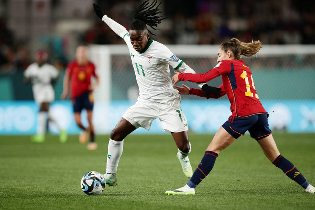 Pemain Spanyol Ivana Andres beraksi bersama pemain Zambia Barbra Banda pada Piala Dunia Wanita 2023 di Eden Park, Auckland, Selandia Baru, Rabu (26/7/2023). Foto: David Rowland/REUTERS