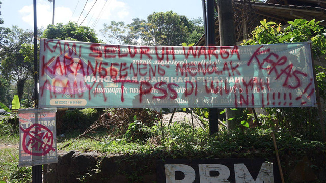Banner penolakan warga Karanggeneng, Umbulharjo, Cangkringan, Sleman, terhadap rencana pembukaan TPA sementara di Cangkringan pada Rabu (26/7). Foto: Arif UT/Pandangan Jogja