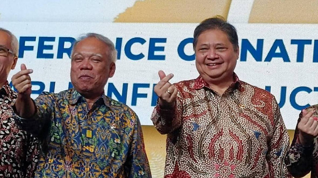 Menko Perekonomian Airlangga Hartarto dan Menteri PUPR Basuki Hadimuldjono. Foto: Akbar Maulana/kumparan