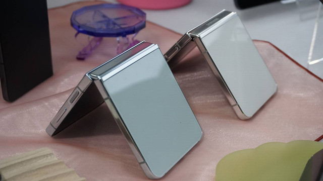 Samsung Galaxy Z Flip 5. Foto: Habib Allbi Ferdian/kumparan