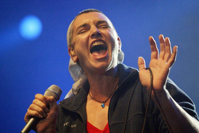 Penyanyi pop Irlandia Sinead O'Connor, yang menjadi terkenal pada 1990-an, telah meninggal pada usia 56 tahun, media Irlandia melaporkan pada 26 Juli 2023. Foto: Fred Tanneau/AFP