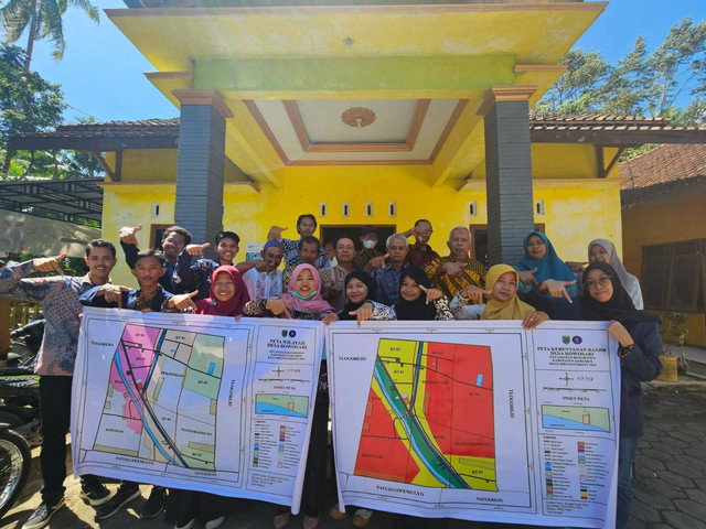 Mahasiswa IPB Serahkan Peta Kerentanan Bencana Banjir dan Potensi Lahan Rowosari