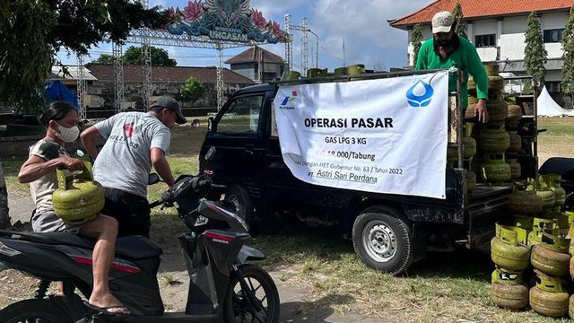 Kegiatan operasi pasar LPG 3 Kg di Denpasar, Bali - IST