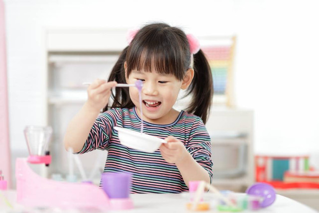 Ilustrasi anak membuat slime. Foto: Shutterstock