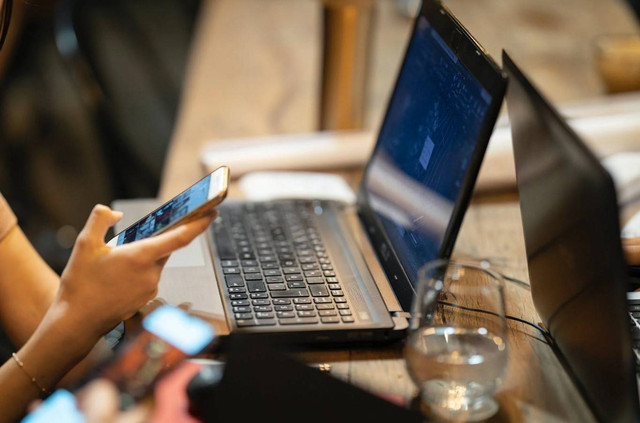 Ilustrasi cara bayar IndiHome lewat M Banking BCA. Sumber: Pexels