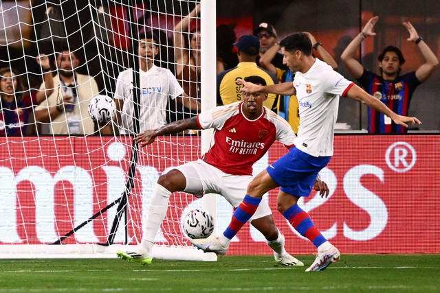 Pemain Barcelona dari Polandia Robert Lewandowski mencetak gol pertama timnya selama pertandingan sepak bola persahabatan pramusim melawan Arsenal di Stadion SoFi di Inglewood, California, Rabu (26/7/2023). Foto: Patrick T. Fallon/AFP
