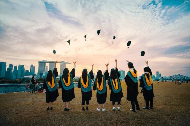 Ilustrasi ucapan untuk orang wisuda kuliah. Sumber: Unsplash/ Pang Yuhao. 