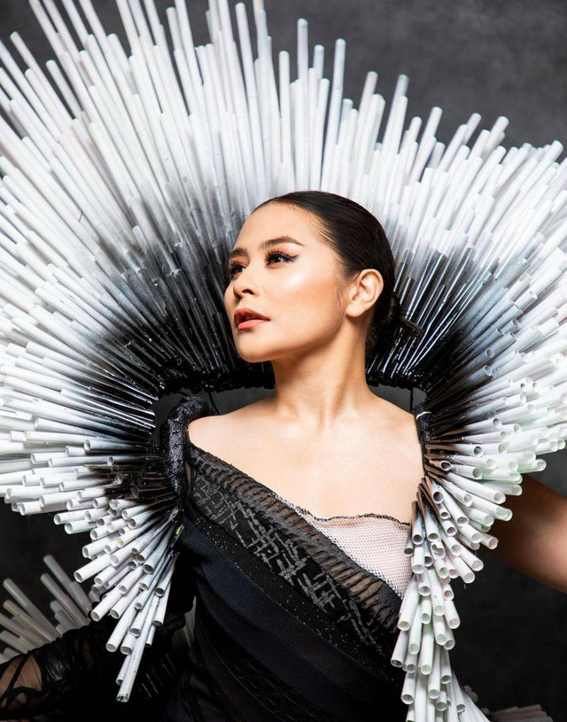 Prilly Latuconsina pamer kostum unik dari sedotan bekas untuk tampil di Jember Fashion Carnaval. Foto: Instagram/@bubahalfian
