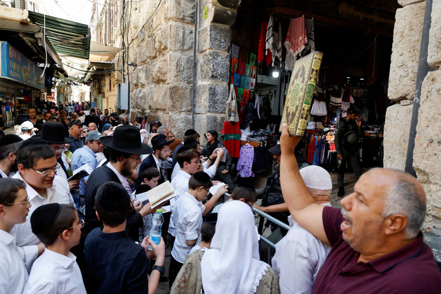 Orang-orang Yahudi berdoa di luar kompleks Masjid Al-Aqsa yang juga dikenal orang Yahudi sebagai Temple Mount di Kota Tua Yerusalem, Kamis (27/7/2023). Foto: Ammar Awad/Reuters