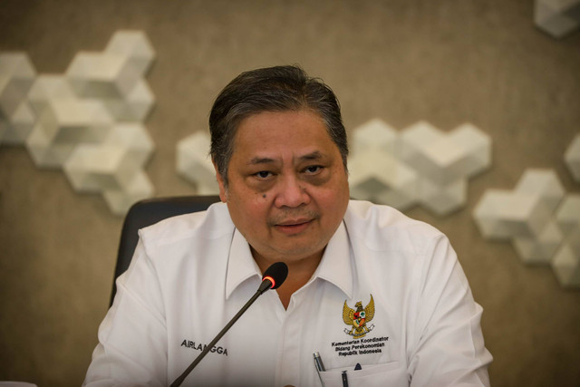 Menko Perekonomian Airlangga Hartarto dalam konferensi pers Devisa Hasil Ekspor di Kemenko Perekonomian, Jakarta, Jumat (28/7/2023). Foto: Jamal Ramadhan/kumparan