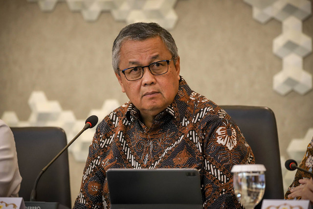 Gubernur Bank Indonesia Perry Warjiyo dalam konferensi pers Devisa Hasil Ekspor di Kemenko Perekonomian, Jakarta, Jumat (28/7/2023). Foto: Jamal Ramadhan/kumparan