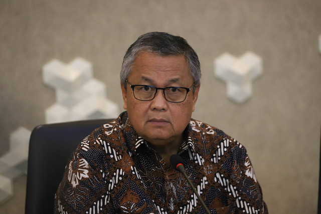 Gubernur Bank Indonesia Perry Warjiyo dalam konferensi pers Devisa Hasil Ekspor di Kemenko Perekonomian, Jakarta, Jumat (28/7/2023). Foto: Jamal Ramadhan/kumparan