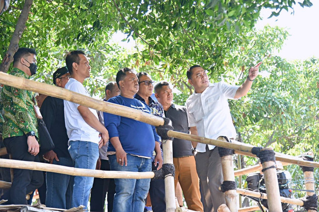 Wali Kota Surabaya Eri Cahyadi saat mengunjungi wisata susur sungai Kejawan Putih Tambak. Foto: Diskominfo Surabaya