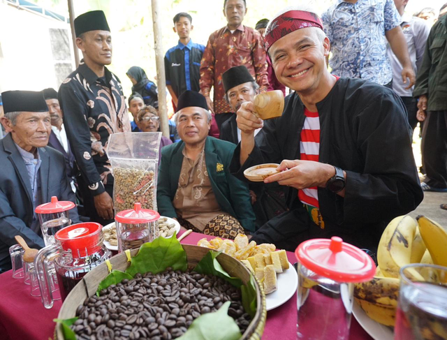 Gubernur Jawa Tengah Ganjar Pranowo bersama saat ngopi bersama warga Desa Muncar, Kecamatan Gemawang, Temanggung, Kamis (27/7/2023). Foto: Dok. Istimewa