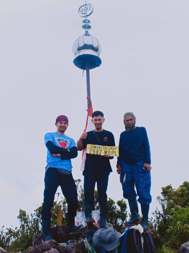 Foto: Tim Eksplorasi, BRIN di Puncak Gunung Talamau