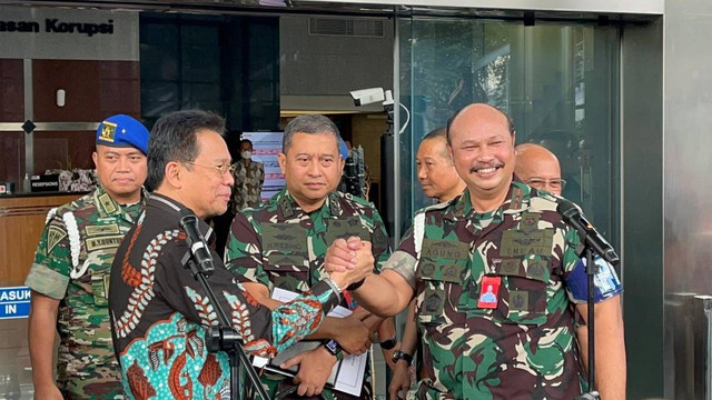 Danpuspom TNI Marsda TNI Agung Handoko bersalaman dengan Wakil Ketua KPK Johanis Tanak di gedung KPK, Jakarta, Jumat (28/7/2023). Foto: Haya Syahira/kumparan