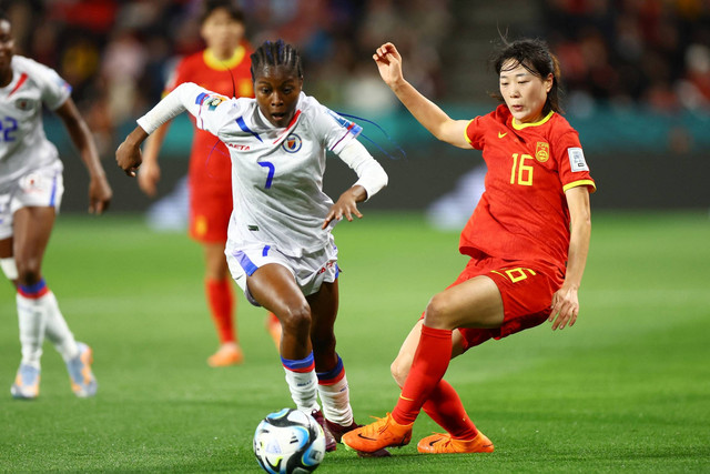 Pemain Haiti Batcheba Louis beraksi dengan pemain China Yao Lingwei pada Piala Dunia Wanita 2023, di Stadion Hindmarsh, Adelaide, Australia, Jumat (28/7/2023). Foto: Hannah McKay/REUTERS