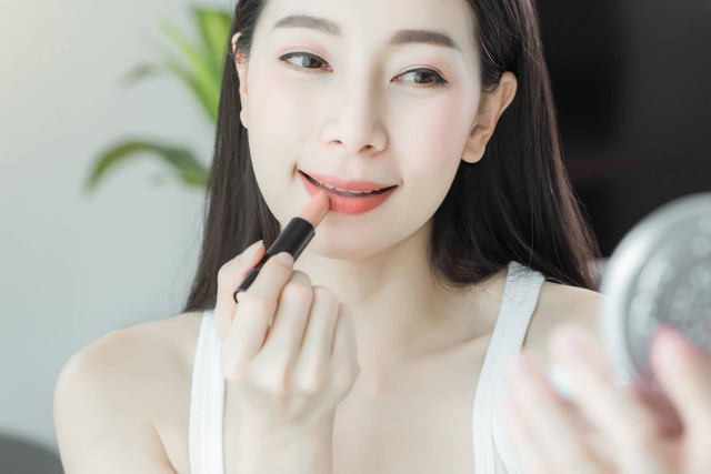 Rekomendasi lipstik terbaru 2025 yang wajib kamu coba. Foto: Autta/Shuttetstock