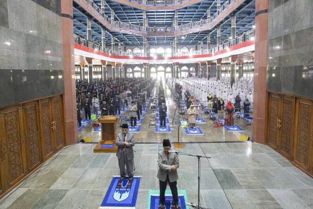 Pimpinan Ponpes Al-Zaytun Panji Gumilang (kiri) melaksanakan salat Jumat di Masjid Rahmatan Lil Alamin ponpes Al-Zaytun, Indramayu, Jawa Barat, Jumat (28/7/2023). Foto: Dedhez Anggara/ANTARA FOTO