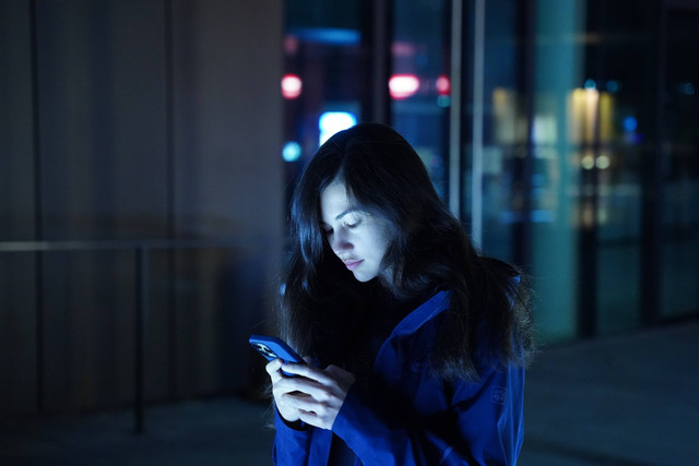 ilustrasi Cara Resign yang Baik lewat Chat . Unsplash/Olena Kameena.
