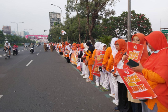 Suasana olahraga pagi PKS yang akan dihadiri bacapres Anies Baswedan di depan Stadion Chandrabaga Bekasi, Sabtu (29/7/2023). Foto: Nadia Riso/kumparan