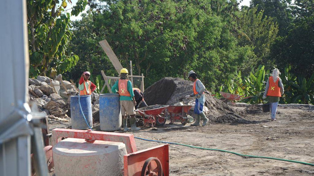 Proses pembangunan TPST Tamanmartani di Kalasan, Sleman, pada Jumat (28/7) siang. Foto: Arif UT/Pandangan Jogja