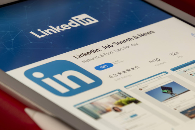 ilustrasi Cara Hapus Akun LinkedIn. Unsplash/Souvik B.
