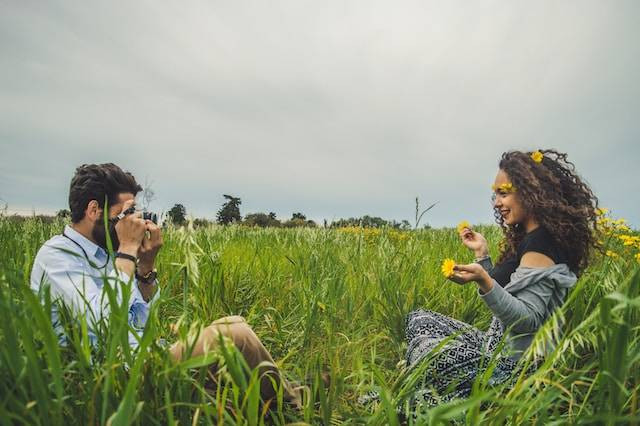 Ilustrasi kata-kata romantis untuk calon pacar. Sumber: Unsplash/ Chermiti Mohamed. 