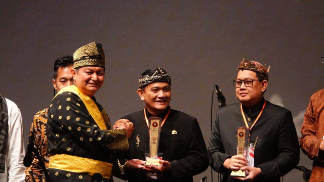 Pemprov Jawa barat meraih penghargaan dari Badan Nasional Penanggulangan Terorisme (BNPT) atas upaya dalam memberantas radikalisme dan terorisme. Penghargaan itu diterima langsung oleh Dedi Supandi yang sebelumnya menjabat sebagai Kepala Dinas Pendidikan Pemprov Jabar dan Kesbangpol Pemprov Jabar, Iip Hidajat. Foto: istimewa