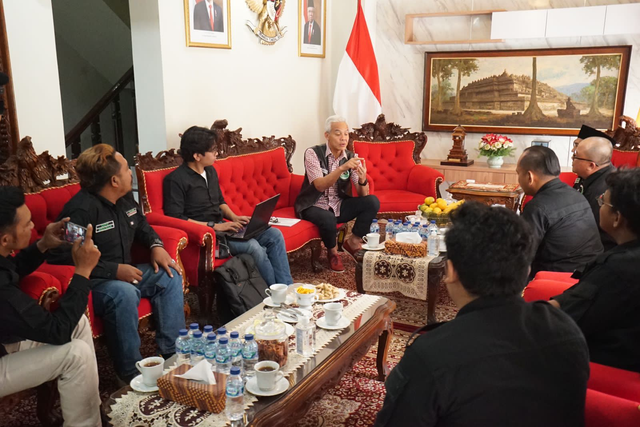 Komunitas Ojek Online (Kajol) Indonesia saat bertemu Ganjar di Kantor Penghubung Provinsi Jawa Tengah, Kebayoran Baru, Jakarta Selatan, Sabtu (29/7/2023). Foto: Dok. Istimewa